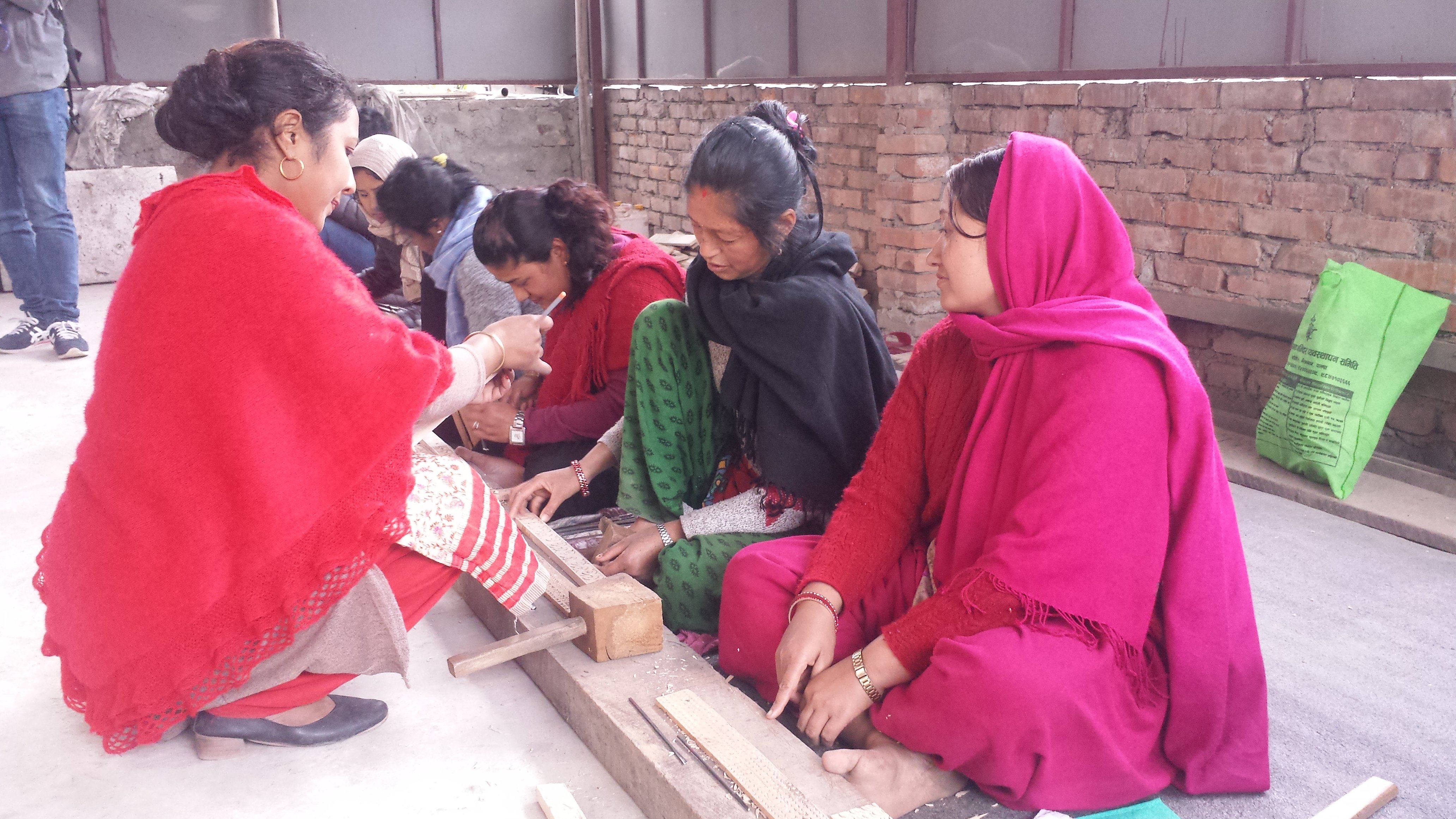 樂施會和當地夥伴舉辦木雕課，特別找來女性的木工導師，鼓勵女性的參與。（攝影︰李寶琪/樂施會）